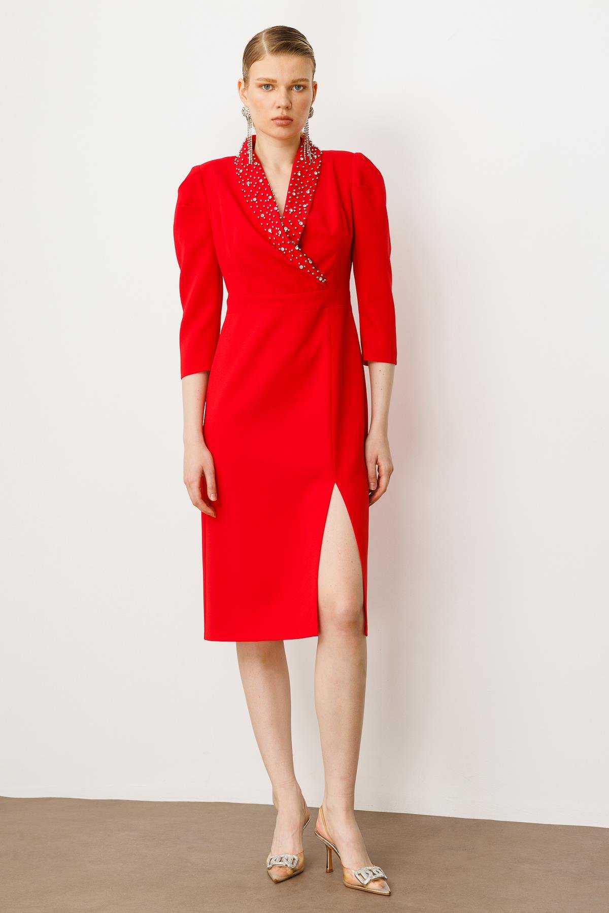Modailgi  Yakası Taş İşlemeli Önden Yırtmaçlı Truvakar Kol Midiboy Elbise Kırmızı