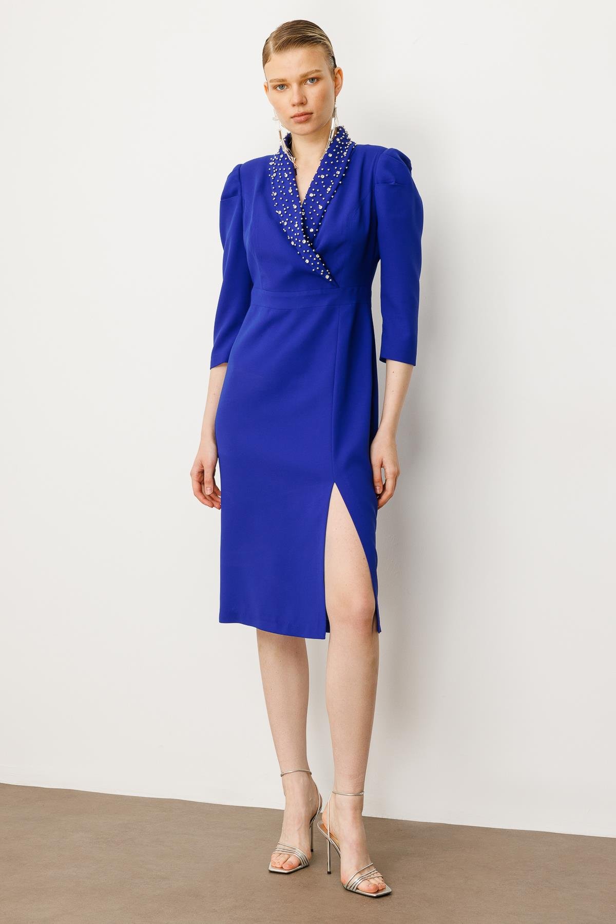 Modailgi  Yakası Taş İşlemeli Önden Yırtmaçlı Truvakar Kol Midiboy Elbise Saks