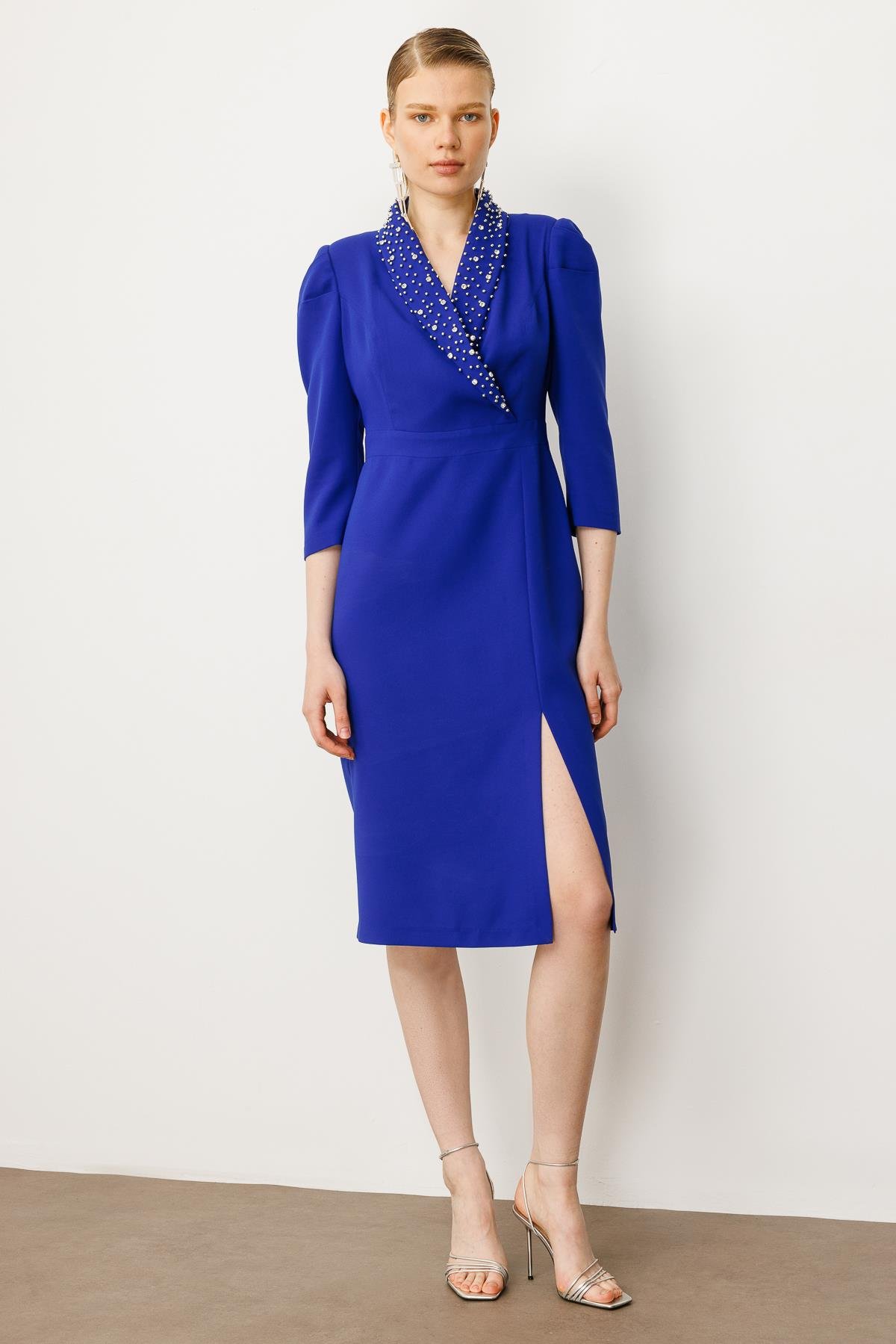 Modailgi  Yakası Taş İşlemeli Önden Yırtmaçlı Truvakar Kol Midiboy Elbise Saks