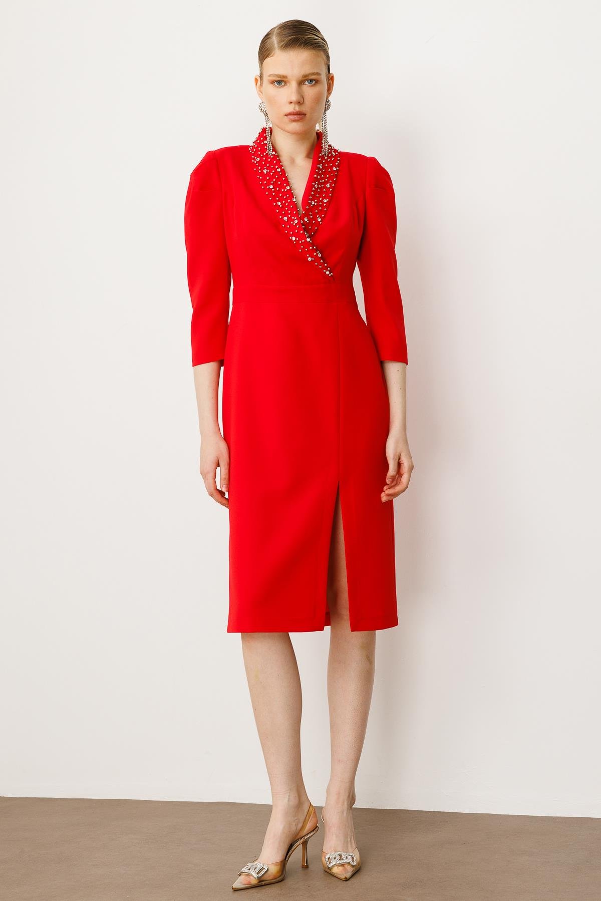 Modailgi  Yakası Taş İşlemeli Önden Yırtmaçlı Truvakar Kol Midiboy Elbise Kırmızı