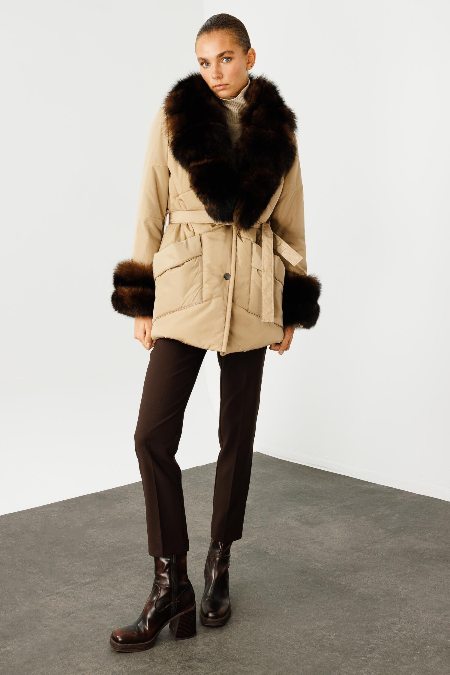 Modailgi  Yakası ve Kol Manşeti Kürklü Şişme Kaban Bej