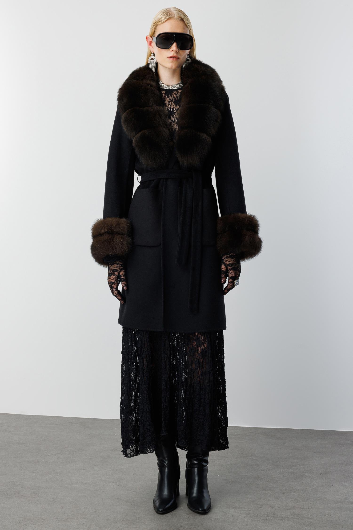 Modailgi  Yakası ve Kol Manşeti Kürklü Belden Kuşaklı Alpaca Kaban Siyah