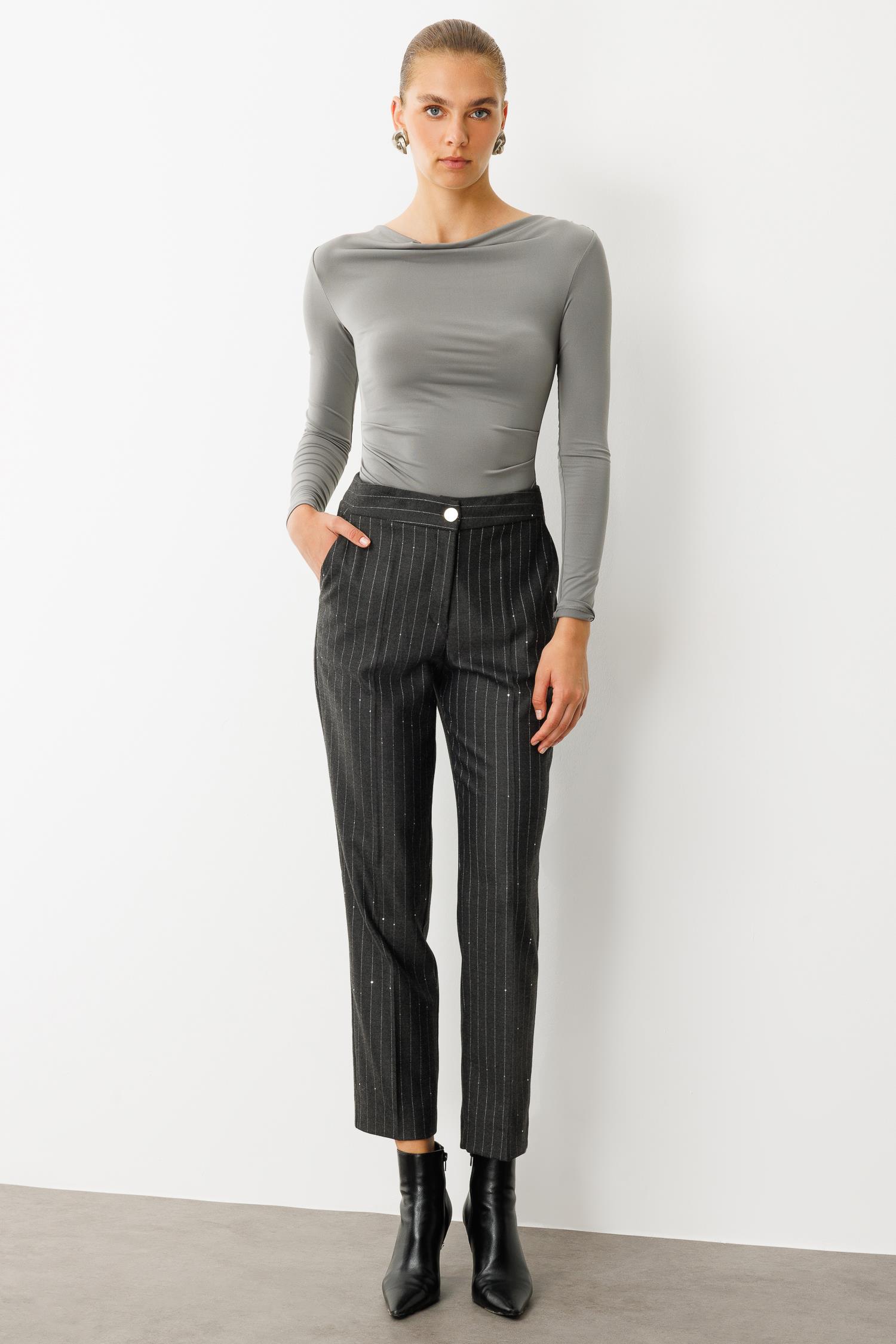 Modailgi  Yandan Cepli Paçası Yırtmaçlı Klasik Pantolon - 75003 Siyah