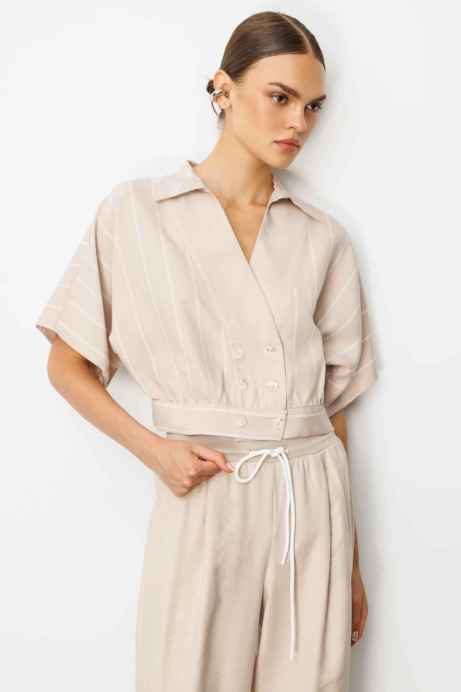 Modailgi  Yarasa Kol Önü Bantlı Bedeni Büzgülü Kısa Gömlek Bluz Taş