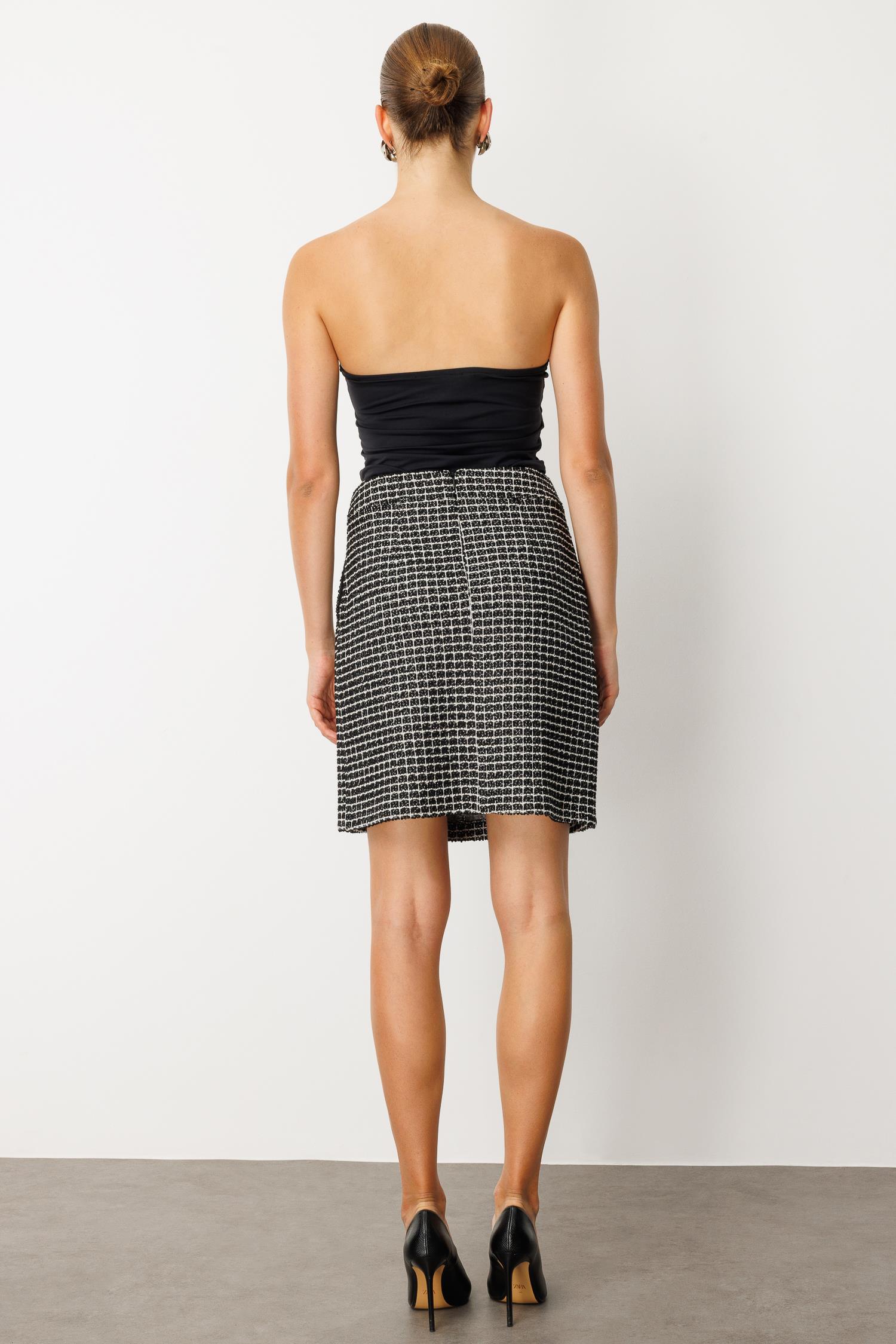 Modailgi  Yüksek Bel Cep Ağızları İnci Şerit Detaylı Önden Pilikaşe Kısa Tuvit Etek - 70019 SİYAH-BEYAZ