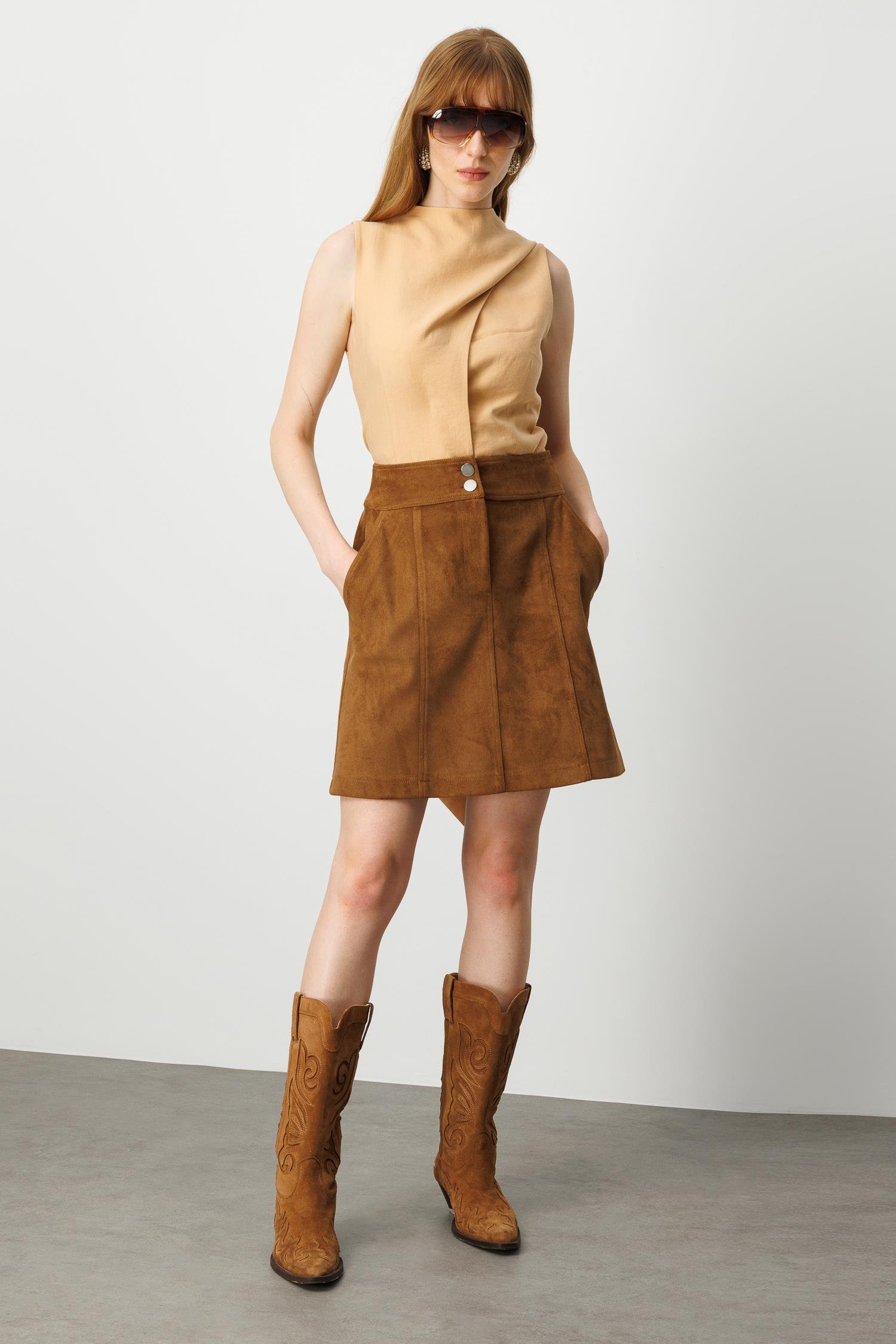 Modailgi  Yüksek Bel Yandan Cepli Spor Dikişli Kısa Çan Etek Taba