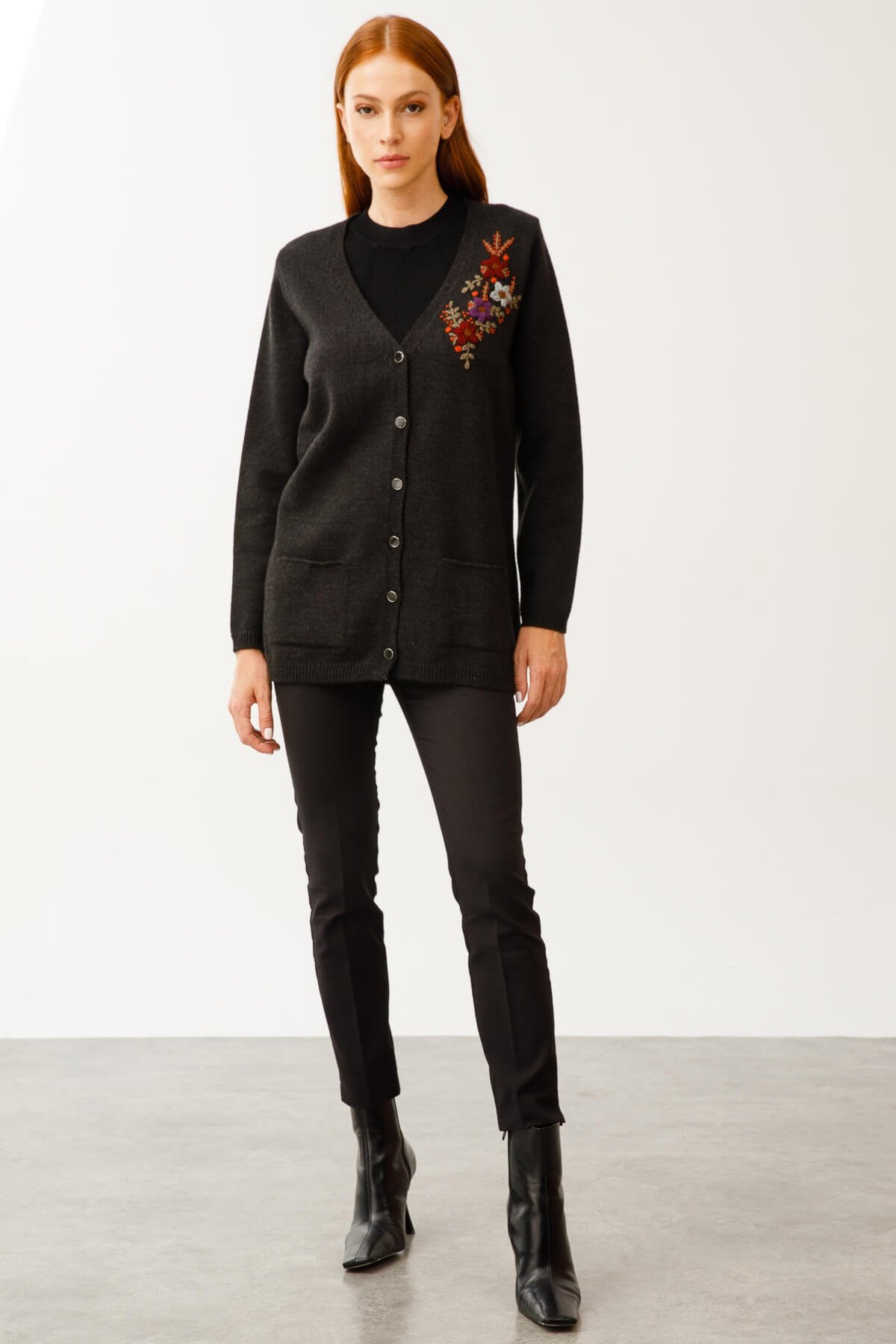 Yakası Nakışlı Triko Hırka-Siyah