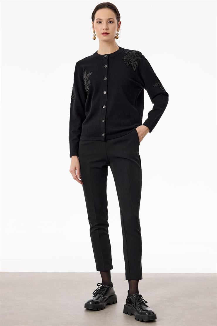 Çiçek Aplikeli Triko Hırka SİYAH