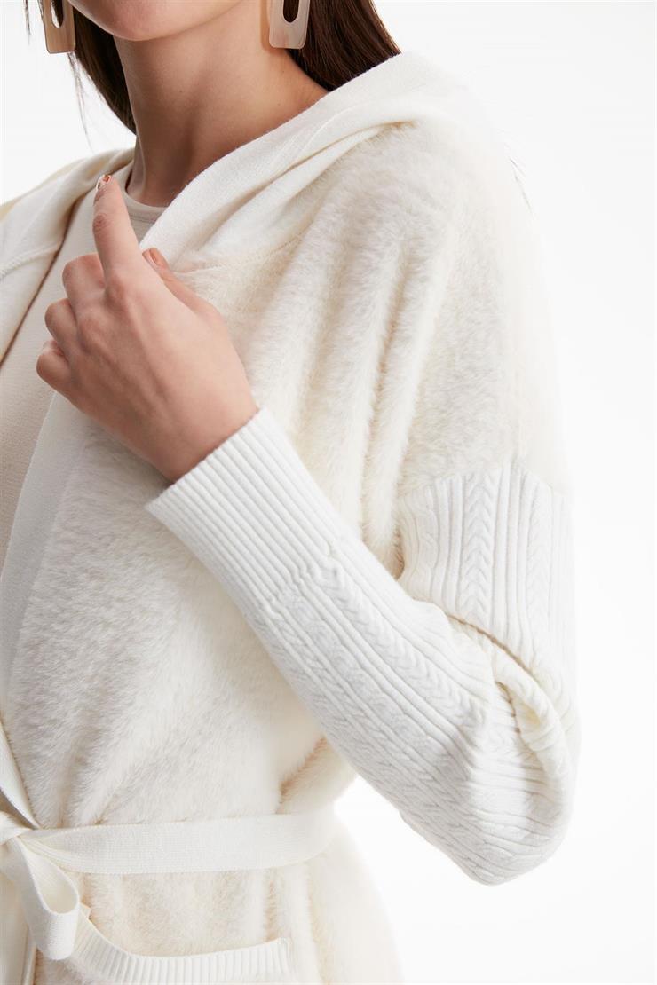 KOLLARI  SAÇ ÖRGÜLÜ KÜRK GARNİLİ TRİKO HIRKA BEJ