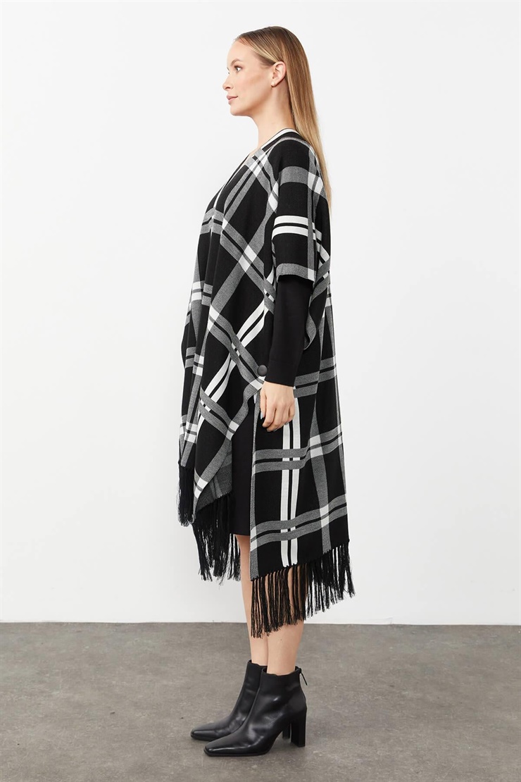 Mutlu Ertan Kadın Ekose Desenli Triko Panço Şal Siyah-Ekru 20087