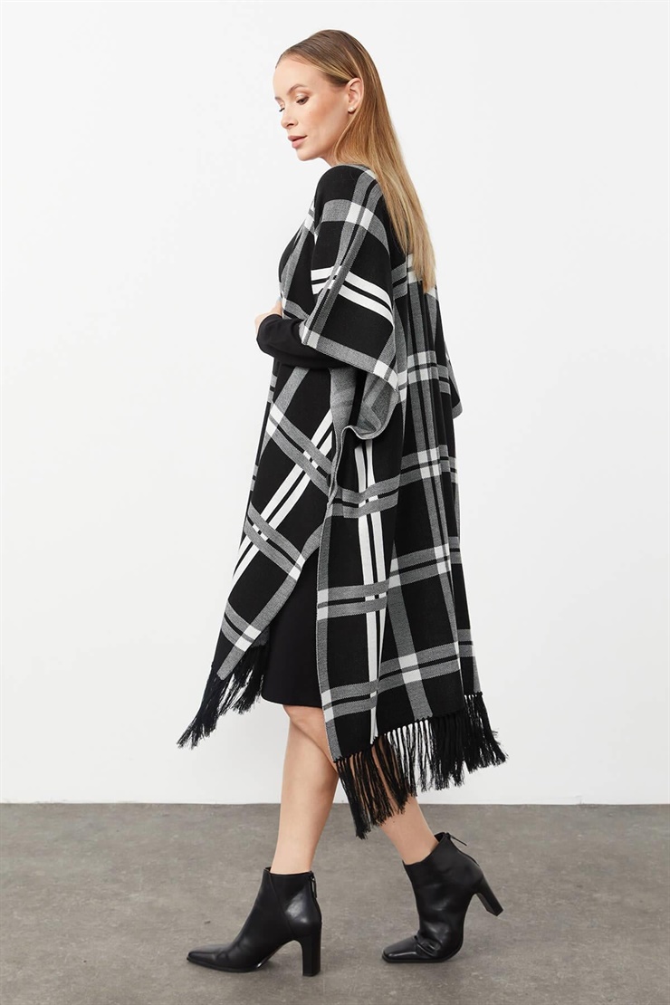Mutlu Ertan Kadın Ekose Desenli Triko Panço Şal Siyah-Ekru 20087