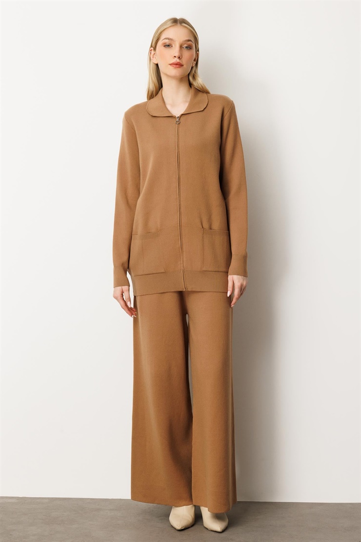 Mutlu Ertan Kadın Gömlek Yaka Fermuarlı Cep Detaylı Triko Hırka Camel 20240