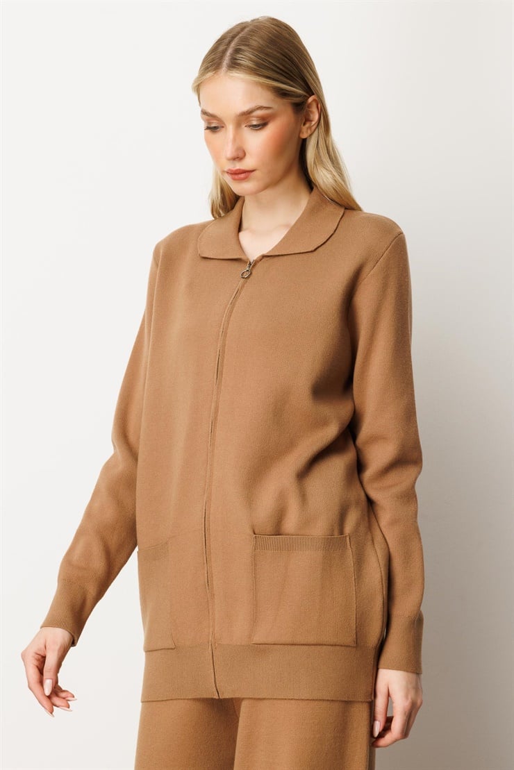 Mutlu Ertan Kadın Gömlek Yaka Fermuarlı Cep Detaylı Triko Hırka Camel 20240