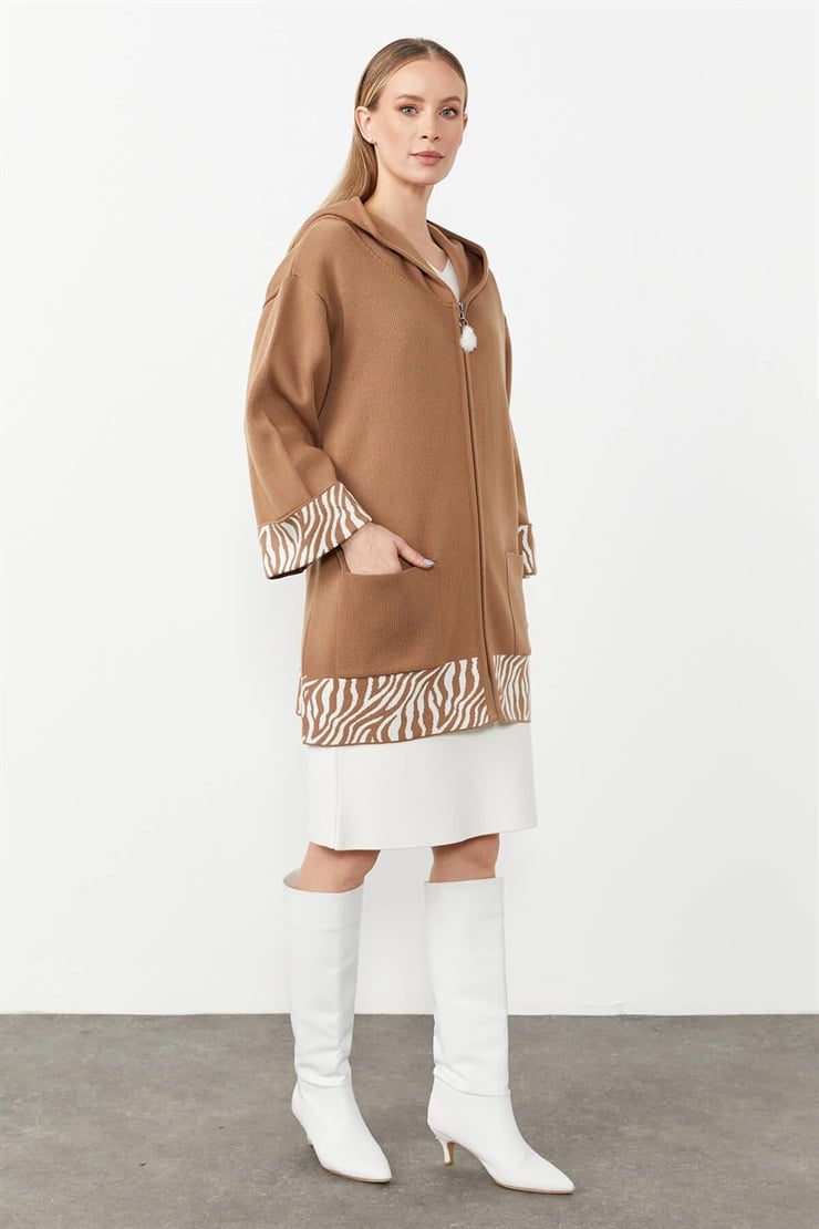 Mutlu Ertan Kadın Tıger  Desen Detaylı Kapüşpnlu Triko Hırka Camel 20050