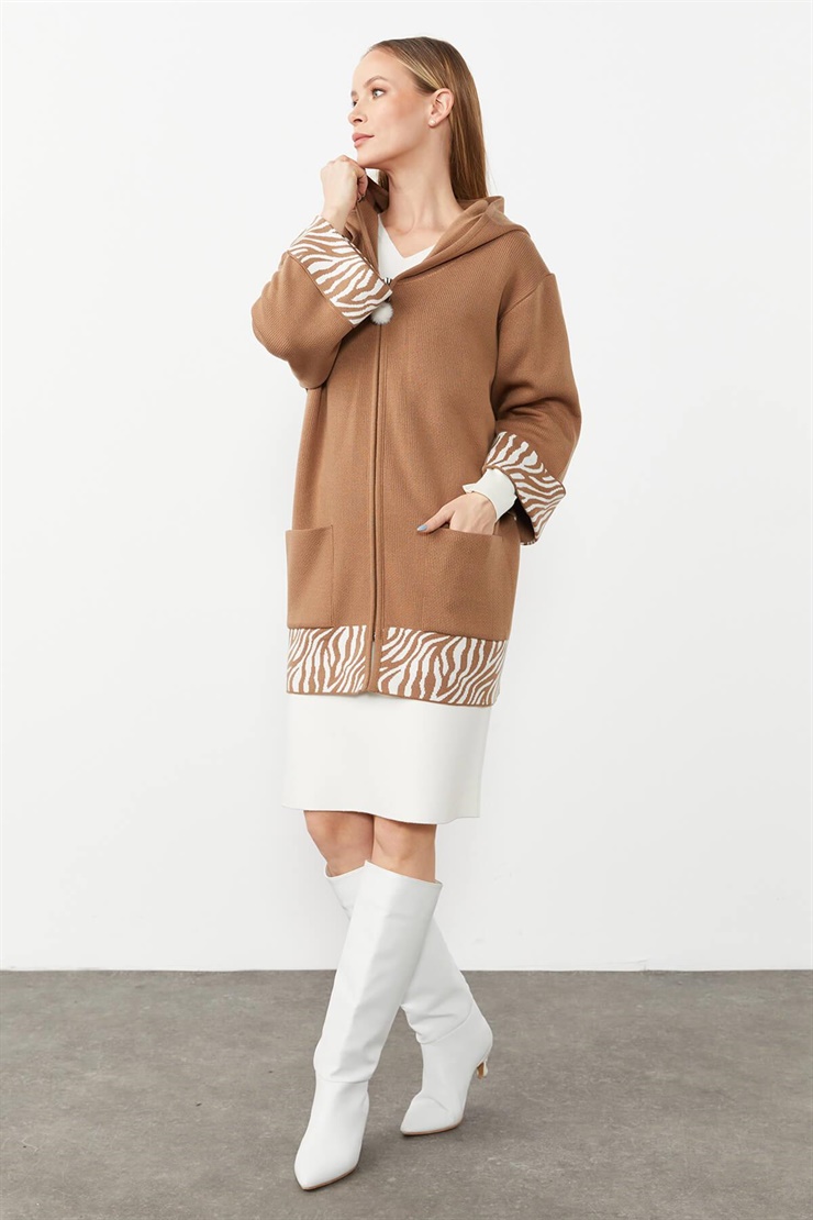 Mutlu Ertan Kadın Tıger  Desen Detaylı Kapüşpnlu Triko Hırka Camel 20050