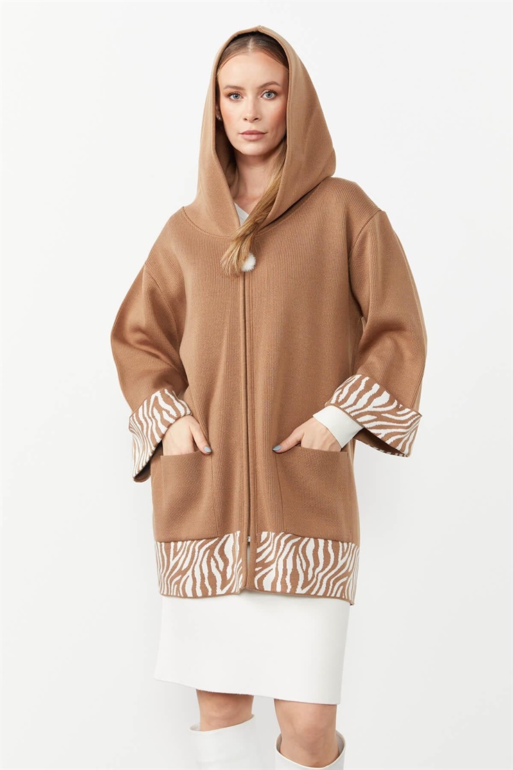 Mutlu Ertan Kadın Tıger  Desen Detaylı Kapüşpnlu Triko Hırka Camel 20050