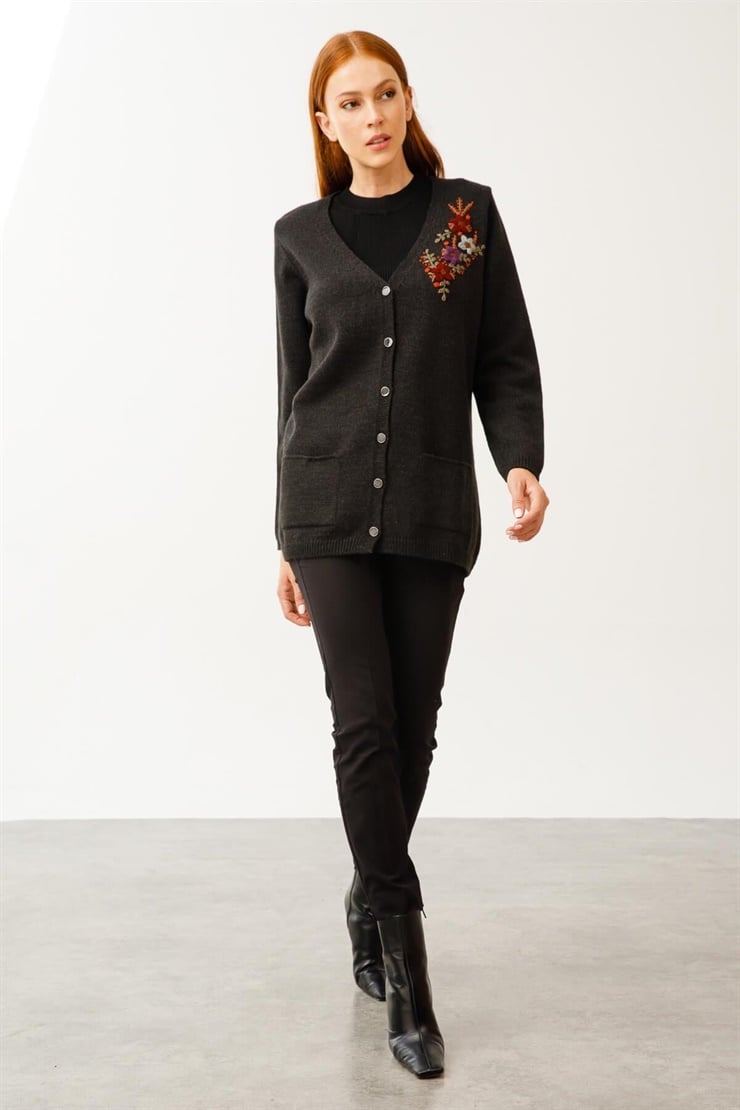 Mutlu Ertan Kadın Yakası Nakışlı Triko Hırka Siyah 2908