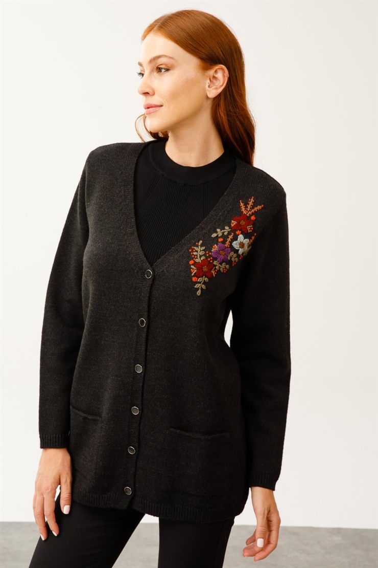 Mutlu Ertan Kadın Yakası Nakışlı Triko Hırka Siyah 2908