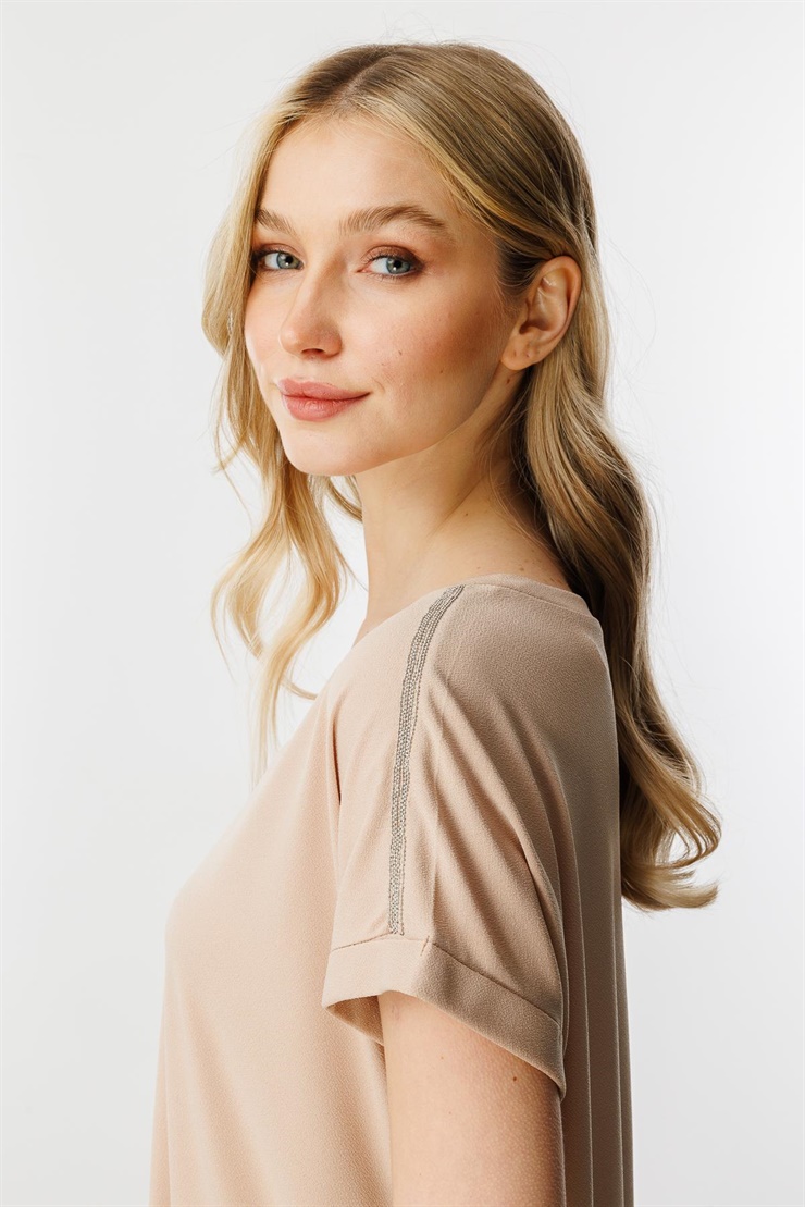 Mutlu Ertan Kadın Zincir Detaylı V Yaka Bluz Vizon 30345