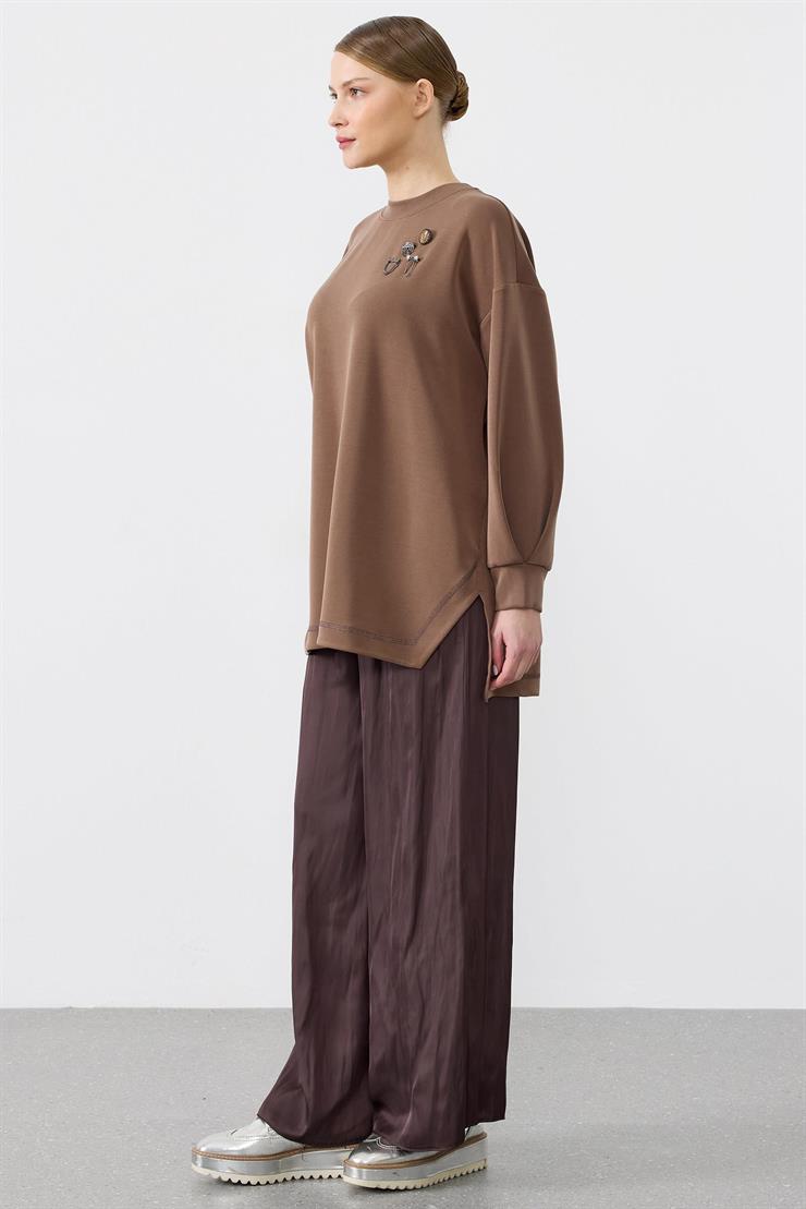 Sim Karyoka Dikişli Arkası Plikaşe Detaylı Saten Pantolonlu Takım KAHVE