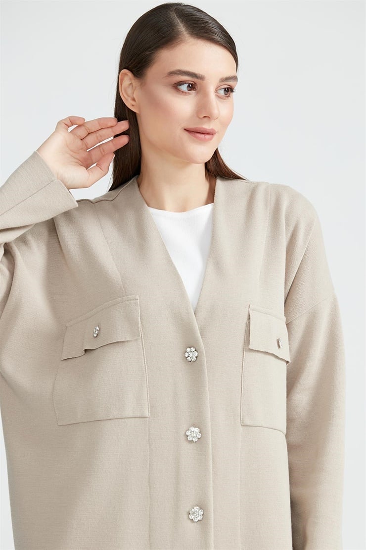 TAŞ DÜĞME DETAYLI TRİKO HIRKA BEJ