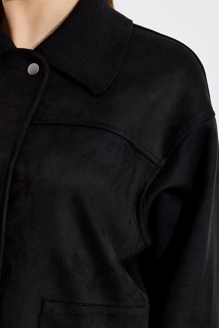 Triko Yakalı Sırtı Nakış Detaylı Kap SİYAH