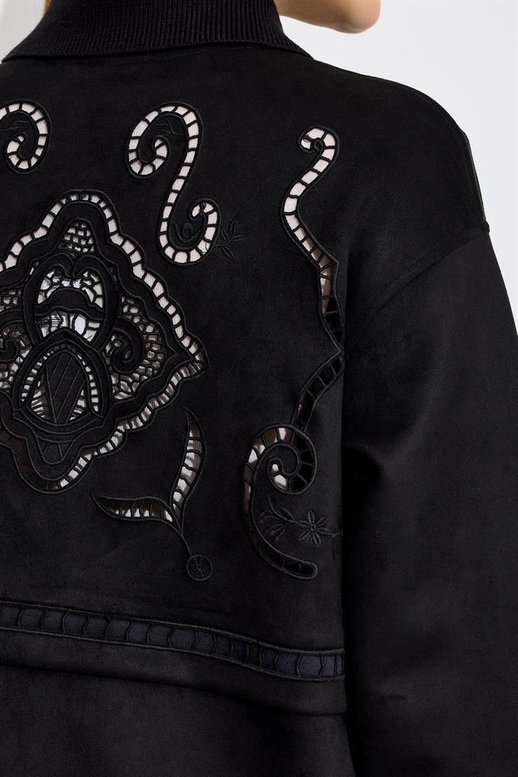 Triko Yakalı Sırtı Nakış Detaylı Kap SİYAH