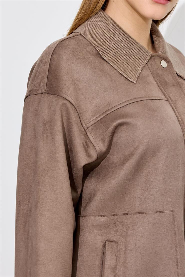 Triko Yakalı Sırtı Nakış Detaylı Kap VİZON