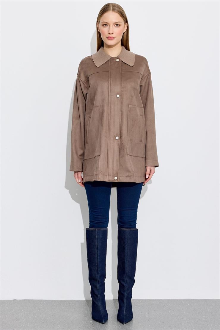 Triko Yakalı Sırtı Nakış Detaylı Kap VİZON