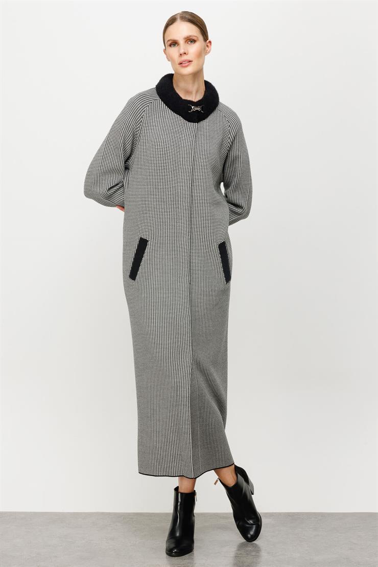 Yaka Detaylı Kazayağı Desenli Triko Kaban-Siyah-Ekru