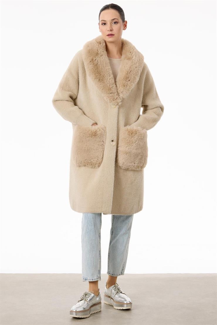 Yakası Ve Cepleri Kürklü Triko Kaban BEJ