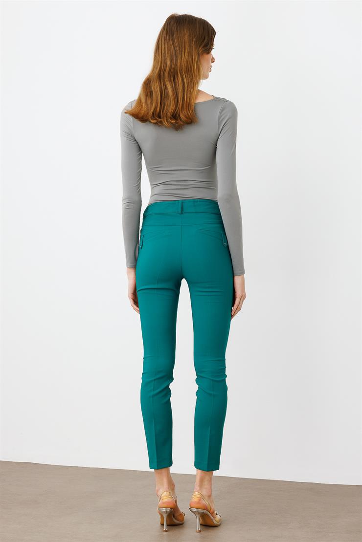 Modailgi  Arka Cep Detaylı Dar Paça Pantolon Zümrüt