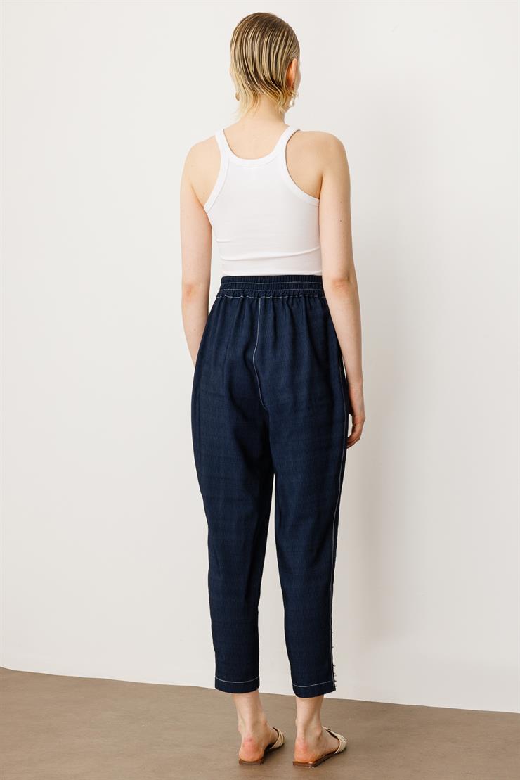 Modailgi  Arka Kemeri Lastikli Beli ve Paçası Pileli İnci Detaylı Yandan Cepli Pantolon - 15057 Lacivert