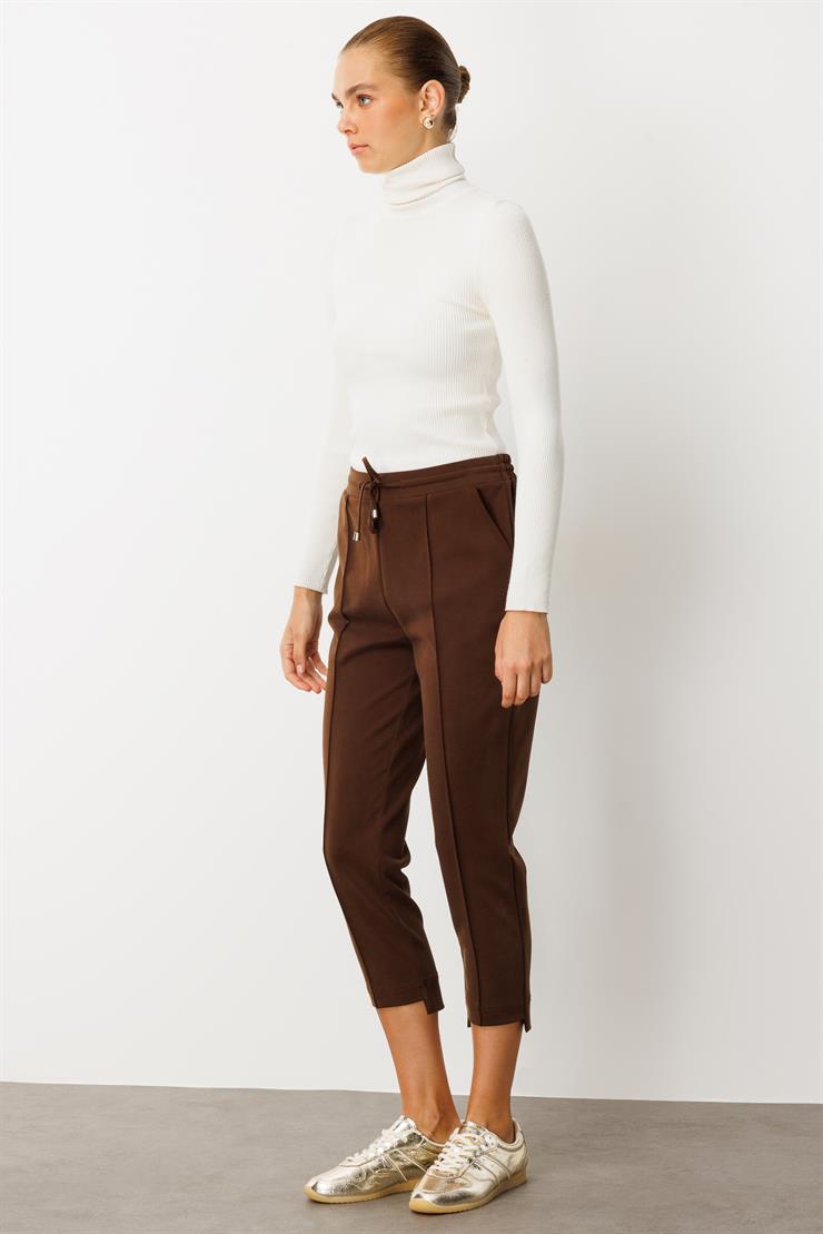 Modailgi  Arka Kemeri Lastikli Tünel Bağcık Detaylı Nervürlü Ön Paça Kısa Örme Pantolon Kahve