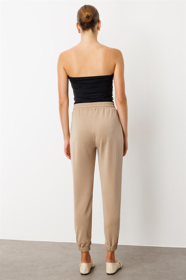 Modailgi  Beli Lastikli Yandan Cepli Paçası Kuşgözü Bant Detaylı Ve Pileli Örme Pantolon - 15051 Vizon