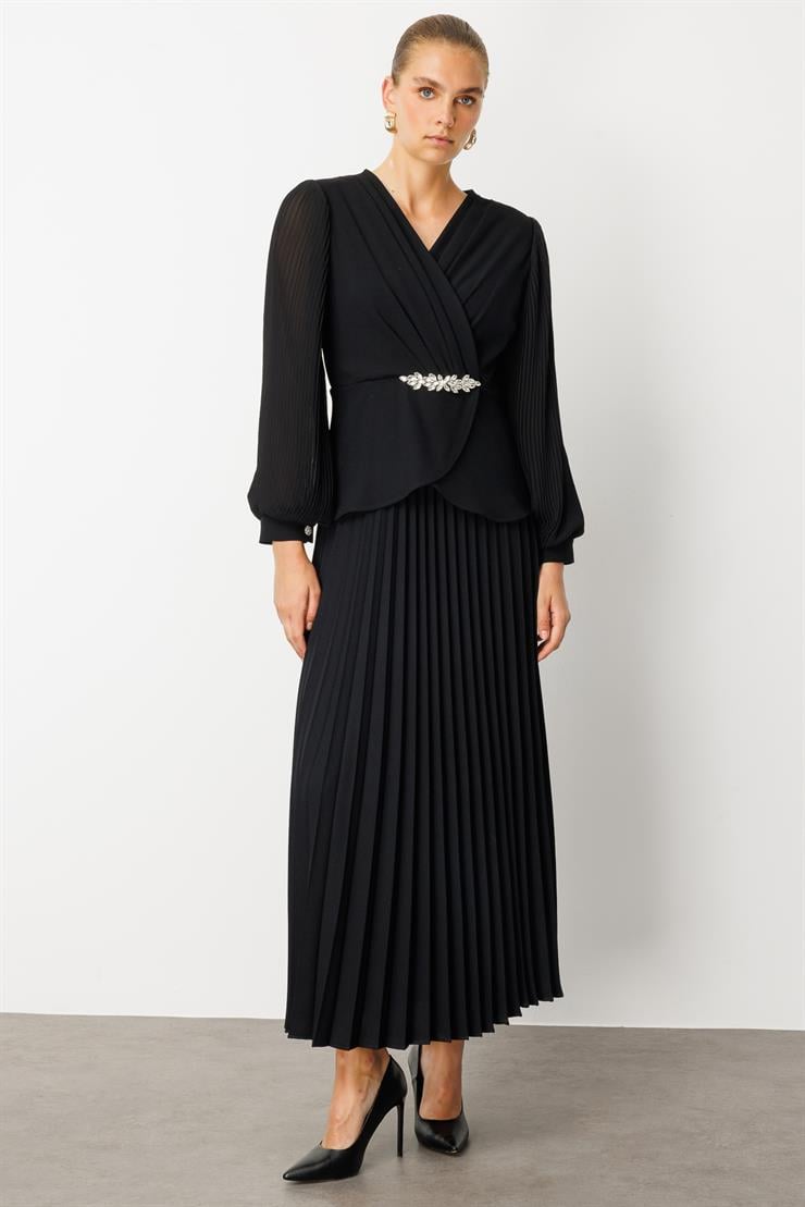 Modailgi  Beli Taş Detaylı Kolları ve Eteği Pliseli Elbise Siyah