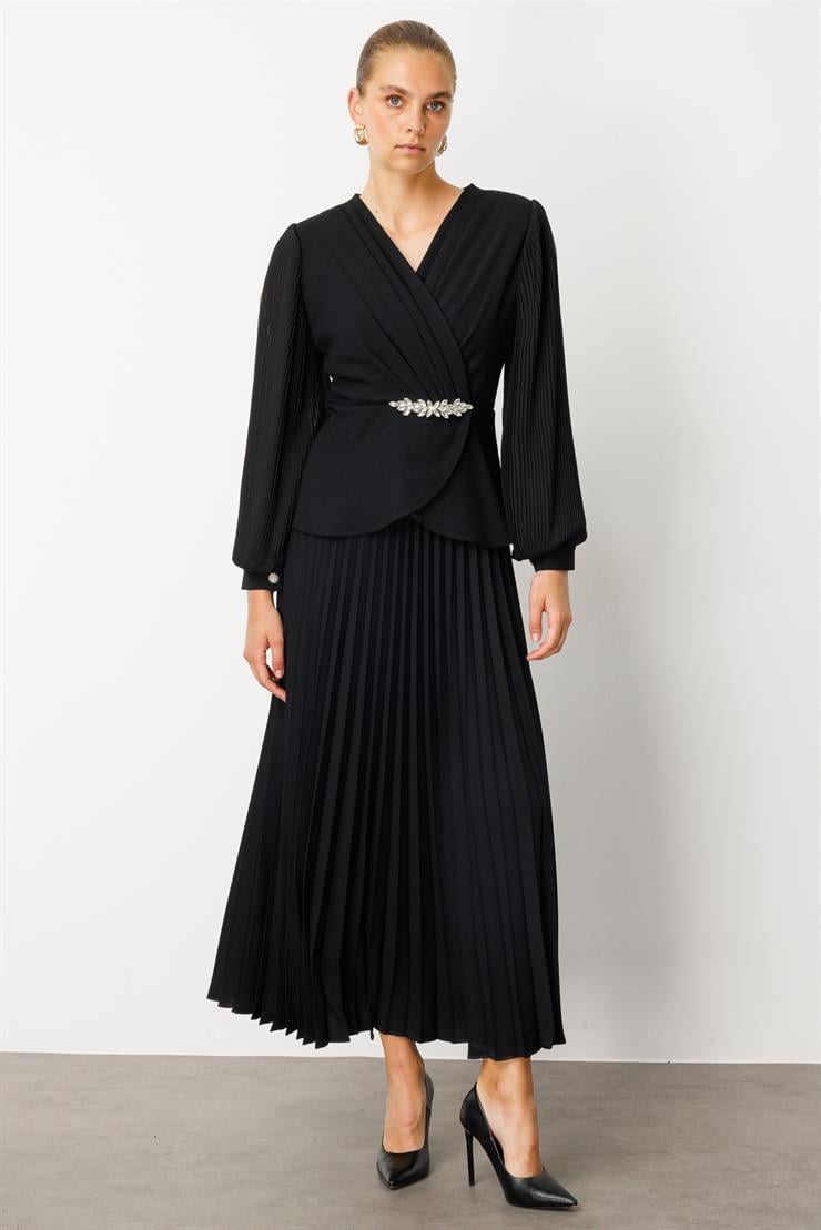 Modailgi  Beli Taş Detaylı Kolları ve Eteği Pliseli Elbise Siyah