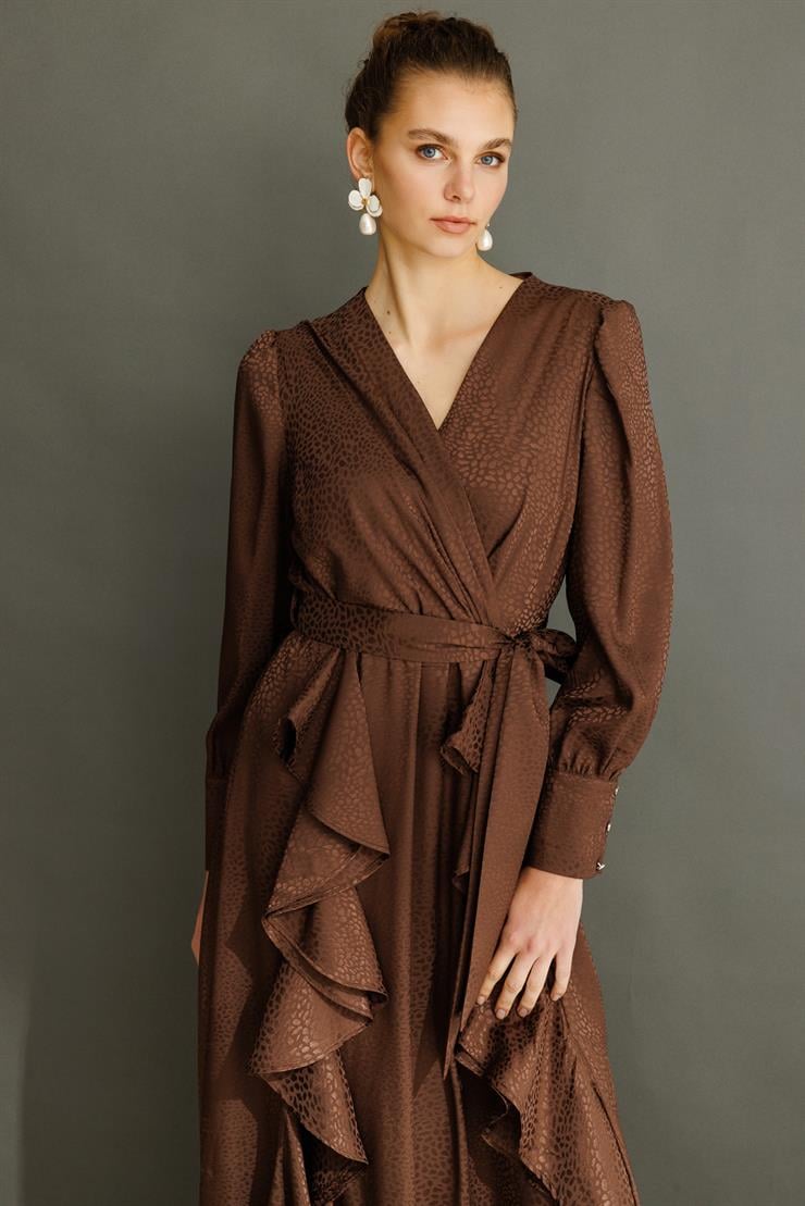 Modailgi  Çift Volanlı Jakar Desenli Kruvaze Elbise KAHVE PUANTİYELİ