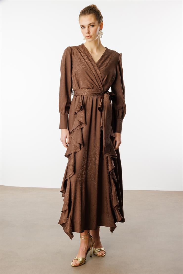 Modailgi  Çift Volanlı Jakar Desenli Kruvaze Elbise KAHVE PUANTİYELİ