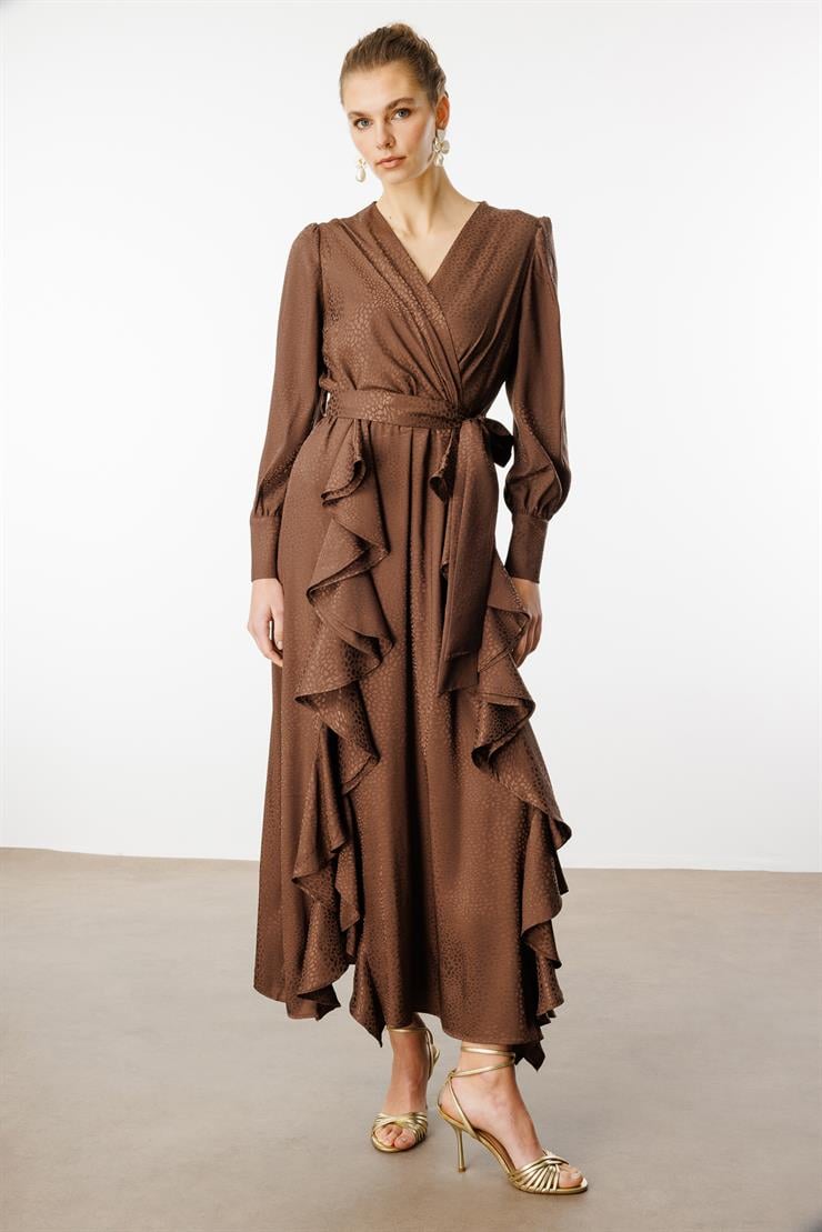 Modailgi  Çift Volanlı Jakar Desenli Kruvaze Elbise KAHVE PUANTİYELİ