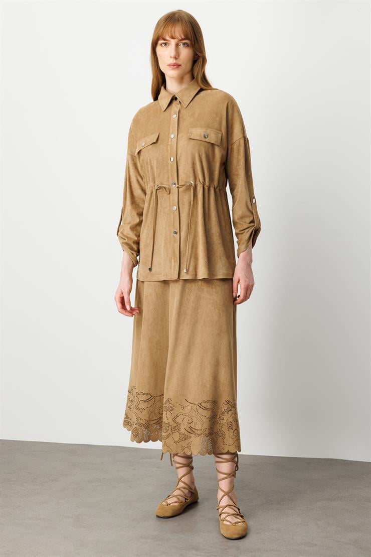 Modailgi  Düşük Omuz Kapak Cepli Sırtı Taş Ve Trok Detaylı Süet Gömlek Vizon