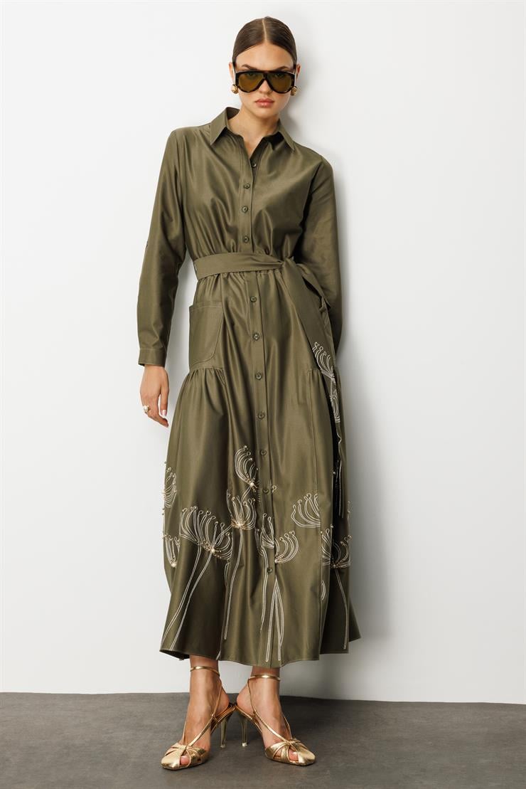 Modailgi  Etek Ucu Nakış ve İşlemeli Beli Lastikli Kuşaklı Safari Kol Uzun Elbise Haki