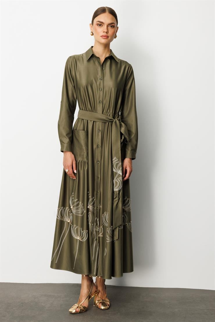 Modailgi  Etek Ucu Nakış ve İşlemeli Beli Lastikli Kuşaklı Safari Kol Uzun Elbise Haki