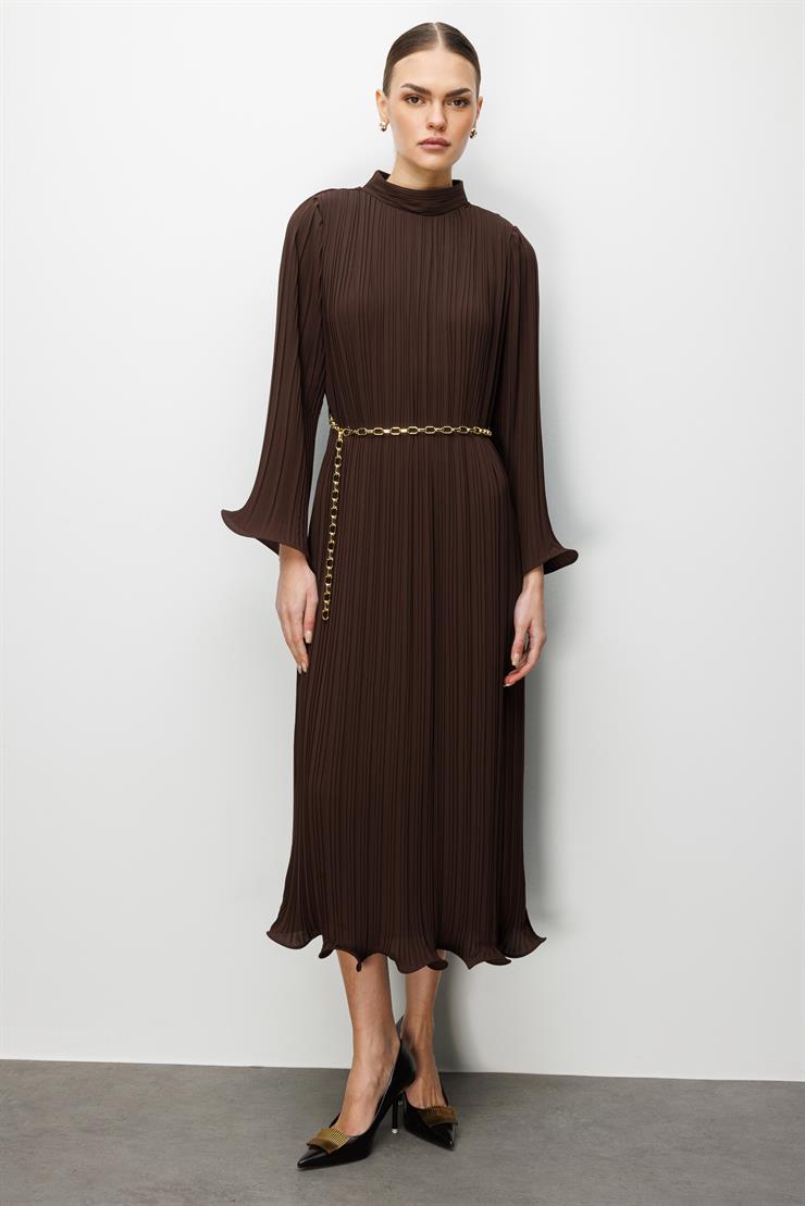 Modailgi  Etek ve Kol Ucu Volanlı Pliseli Zincir Kemerli Midi Boy Elbise Kahve