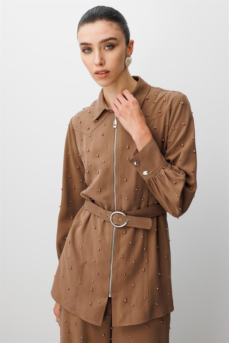 Modailgi  Fermuar Kapamalı İnci Detaylı Beli Kemerli Rahat Kesim Tunik - 40041 Vizon