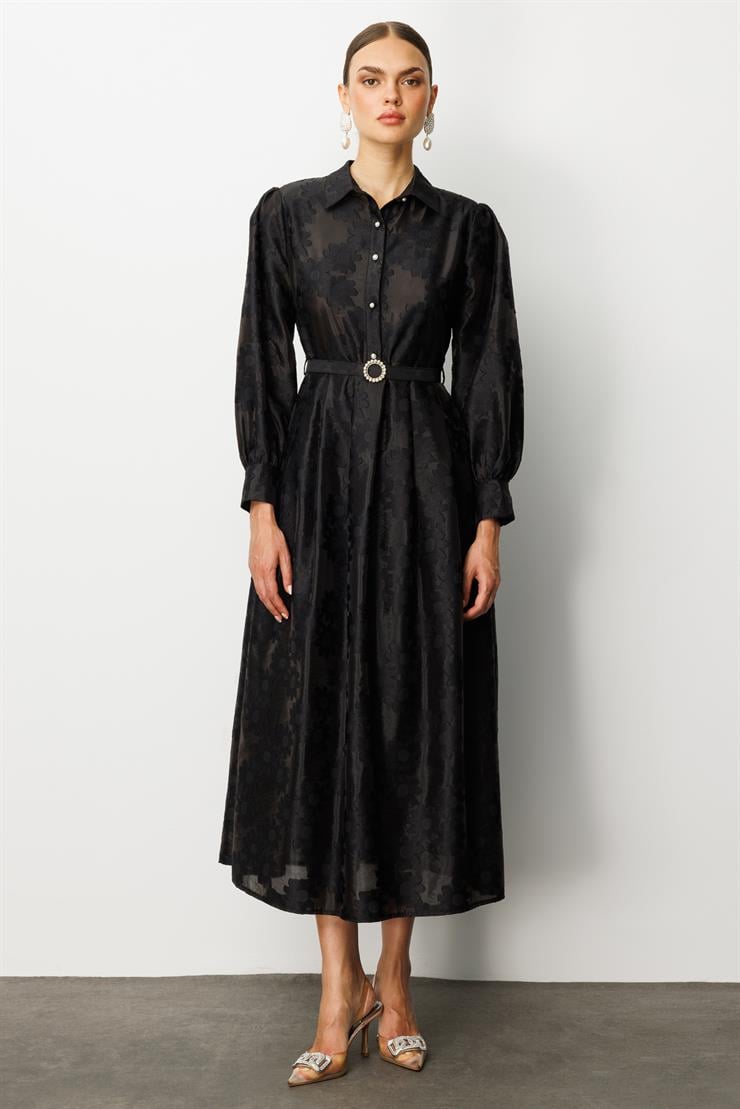 Modailgi  Gömlek Yakalı Yarım Pat Eteği Geniş Pile Detaylı Kemer Akseuarlı Uzun Elbise Siyah