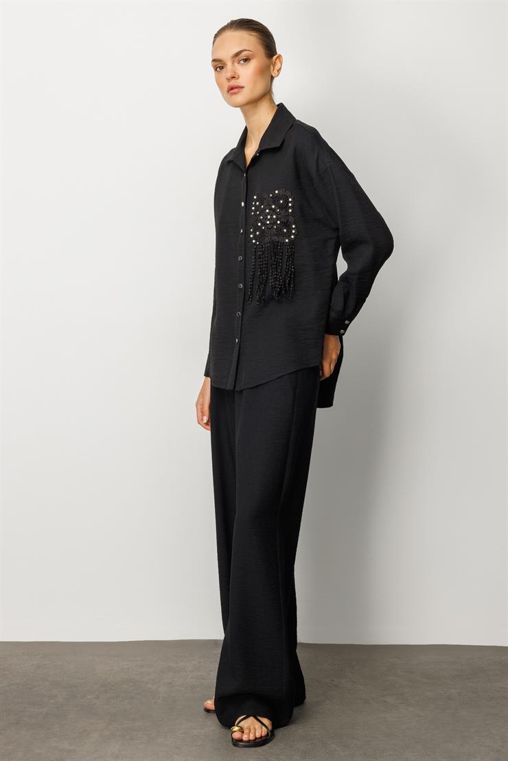 Modailgi  Güpür ve İnci Aksesuar Detaylı Düşük Omuzlu Ara Boy Oversize Gömlek Siyah