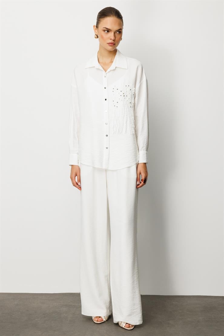 Modailgi  Güpür ve İnci Aksesuar Detaylı Düşük Omuzlu Ara Boy Oversize Gömlek Beyaz