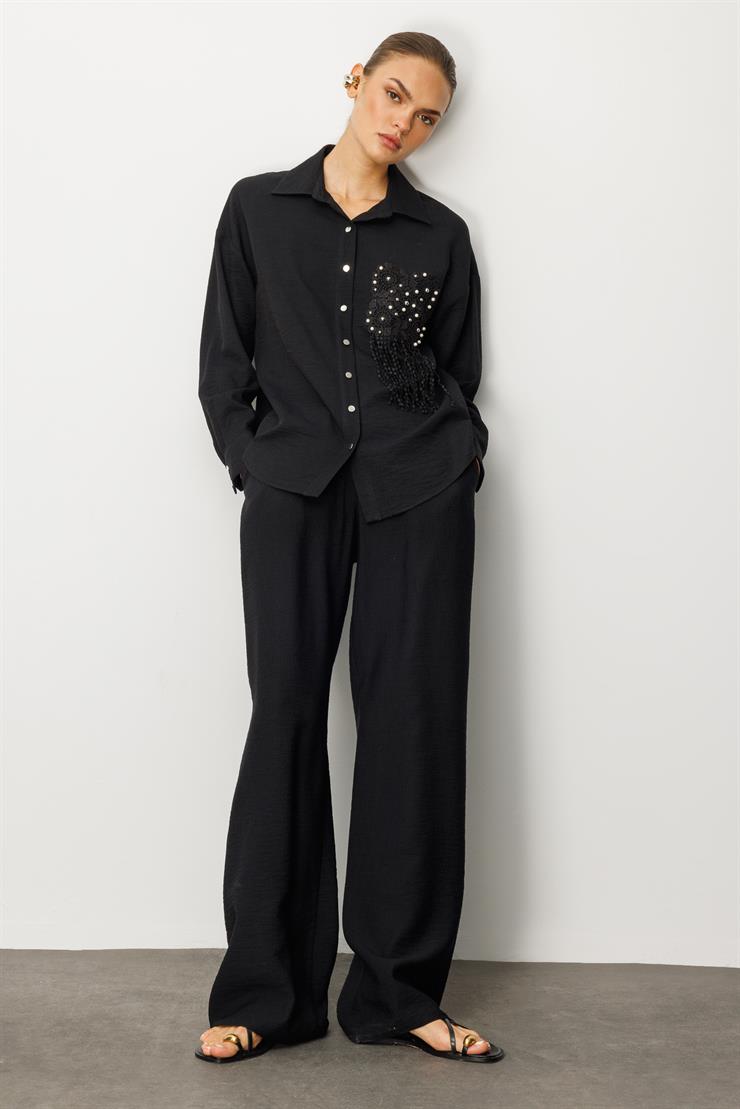 Modailgi  Güpür ve İnci Aksesuar Detaylı Düşük Omuzlu Ara Boy Oversize Gömlek Siyah