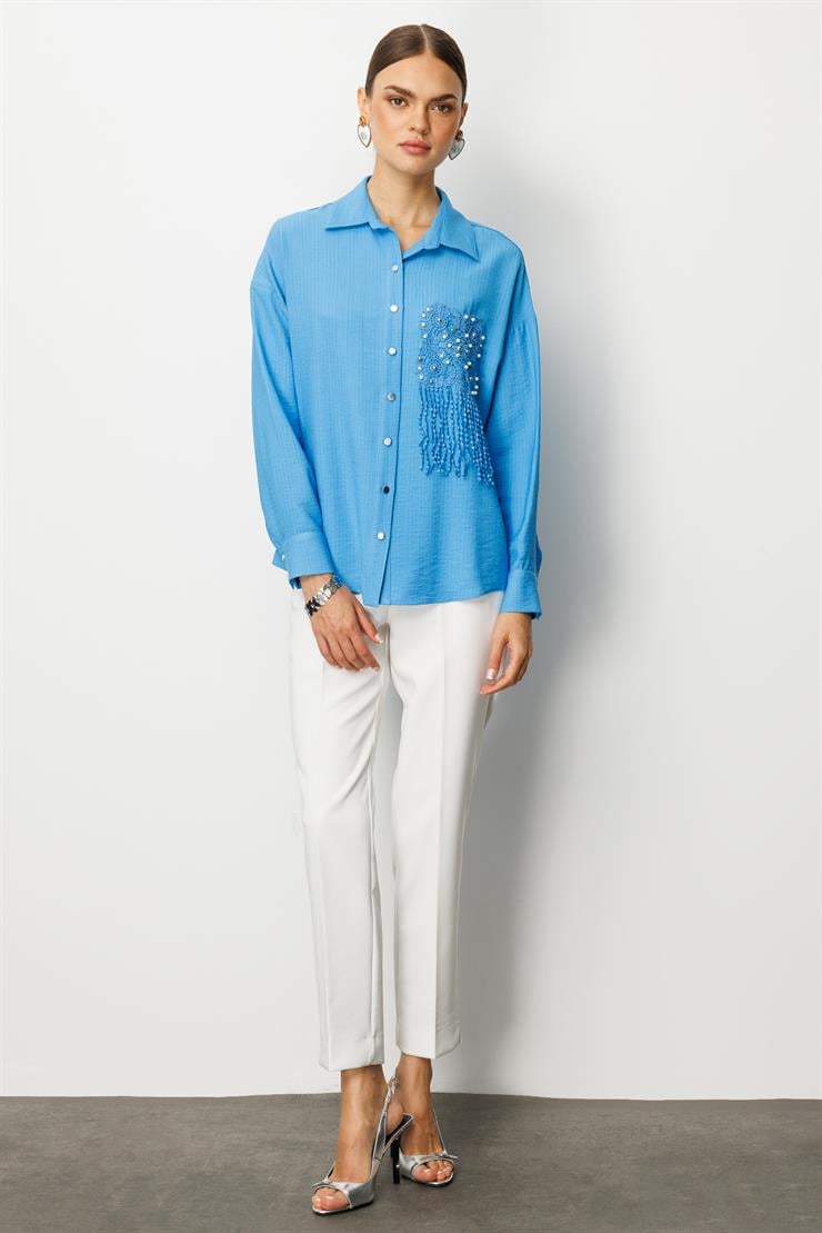 Modailgi  Güpür ve İnci Aksesuar Detaylı Düşük Omuzlu Ara Boy Oversize Gömlek Mavi